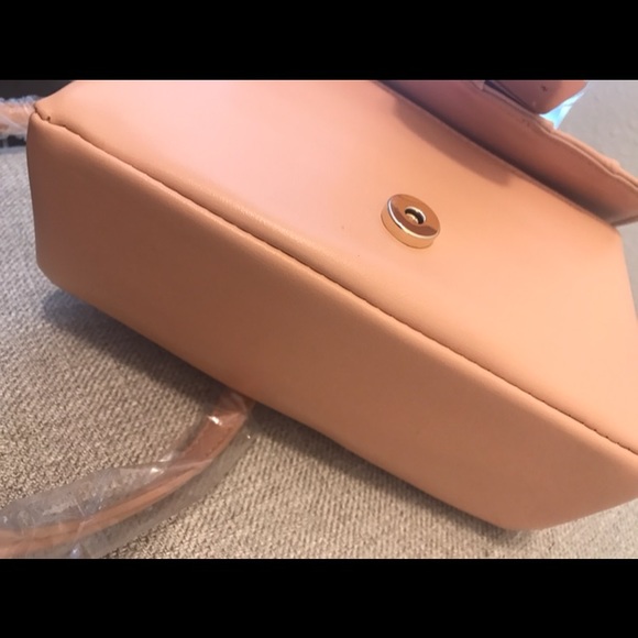 NWT TOPSHOP purse w/ chain strap and seashell closure - Picture 7 of 8